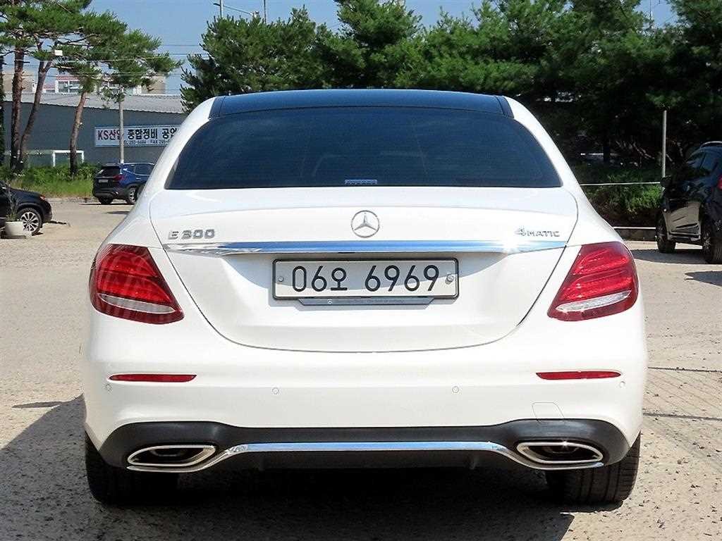 벤츠 E 클래스 E-클래스 W213 E300 4MATIC AMG LINE 이미지 4