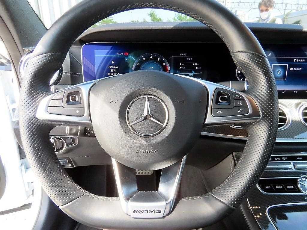 벤츠 E 클래스 E-클래스 W213 E300 4MATIC AMG LINE 이미지 8