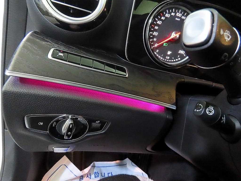 벤츠 E 클래스 E-클래스 W213 E220d 아방가르드 이미지 14