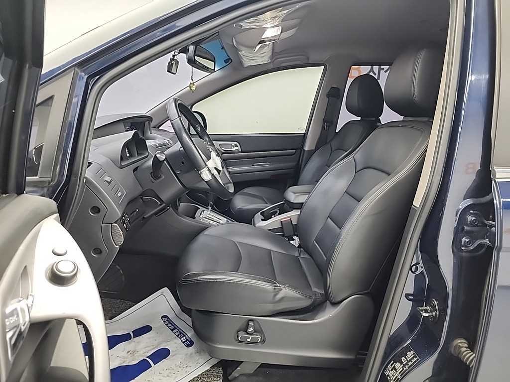 KG모빌리티(쌍용) 코란도 코란도투리스모 4WD TX 이미지 11