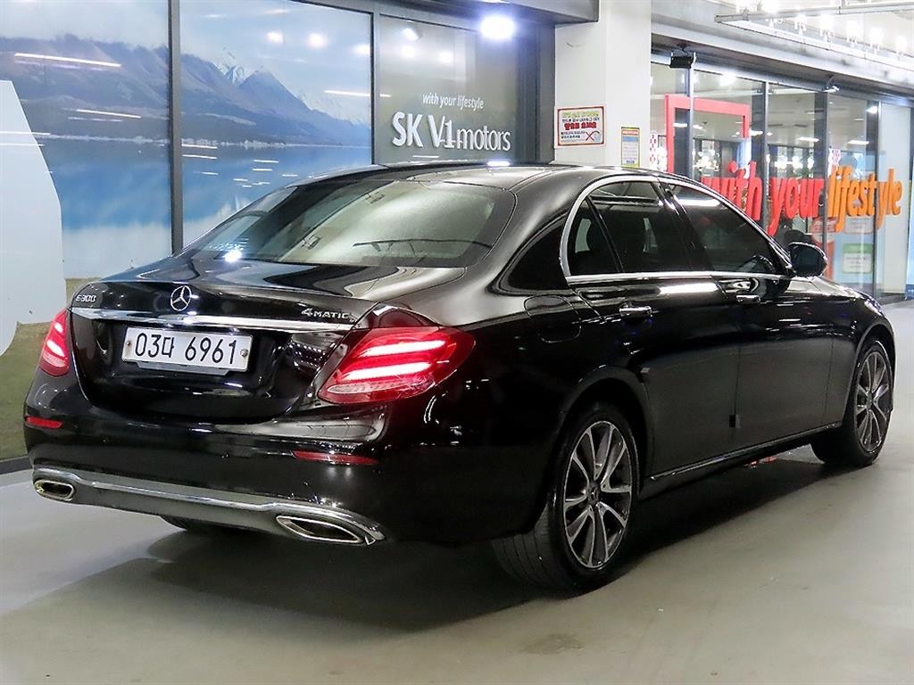 벤츠 E 클래스 E-클래스 W213 E300 4MATIC 아방가르드 이미지 4