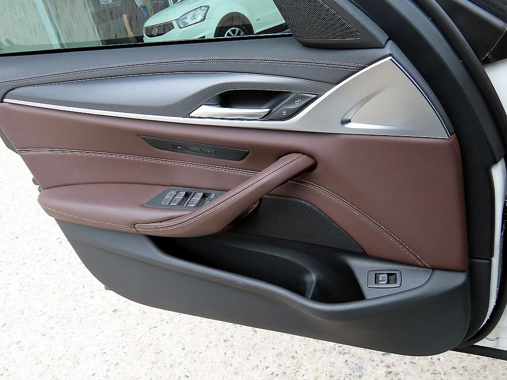 BMW 5시리즈 5시리즈 (G30) 523d xDrive M 스포츠 이미지 12