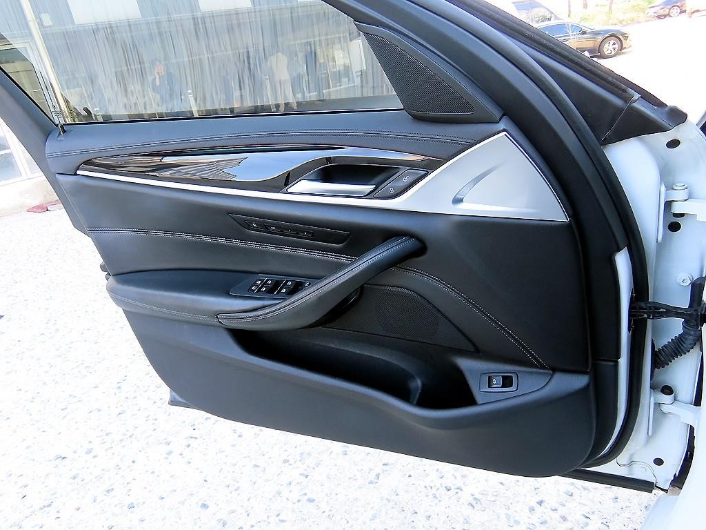 BMW 5시리즈 5시리즈 (G30) 520d M 스포츠 플러스 이미지 12