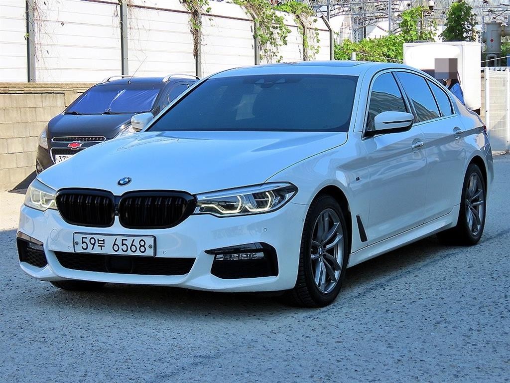 BMW 5시리즈 5시리즈 (G30) 520d M 스포츠 플러스 이미지 2