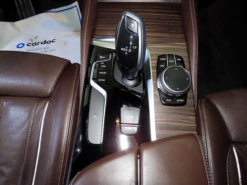 BMW 5시리즈 5시리즈 (G30) 520d M 스포츠 플러스 이미지 12