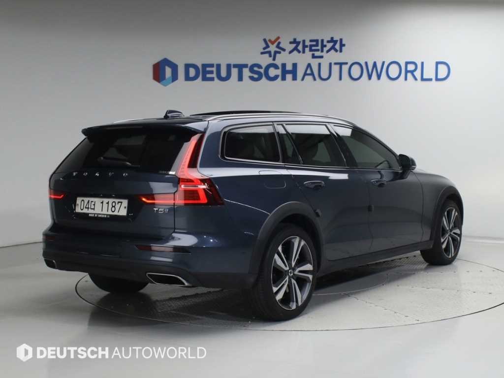 볼보 V60 V60 크로스 컨트리 2세대 2.0 T5 프로 AWD 이미지 2