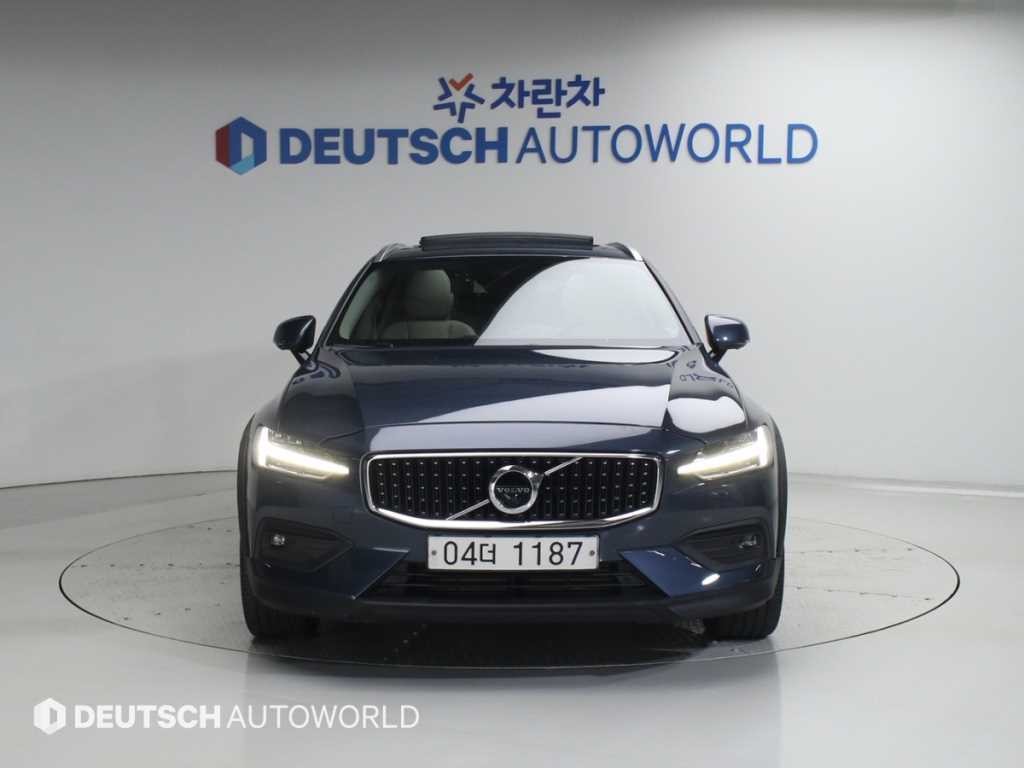 볼보 V60 V60 크로스 컨트리 2세대 2.0 T5 프로 AWD 이미지 3