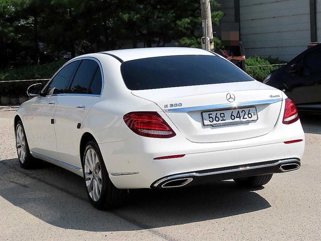 벤츠 E 클래스 E-클래스 W213 E300 4MATIC 익스클루시브 스텐다드 이미지 3