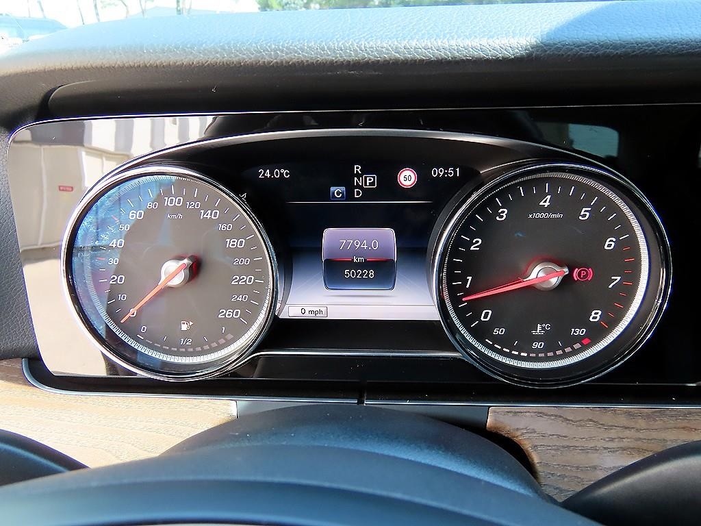 벤츠 E 클래스 E-클래스 W213 E300 4MATIC 익스클루시브 스텐다드 이미지 9