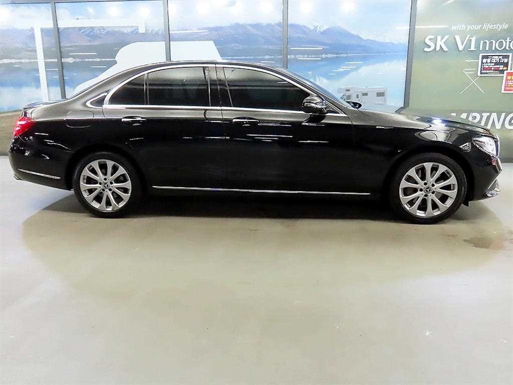벤츠 E 클래스 E-클래스 W213 E300 4MATIC 익스클루시브 이미지 3
