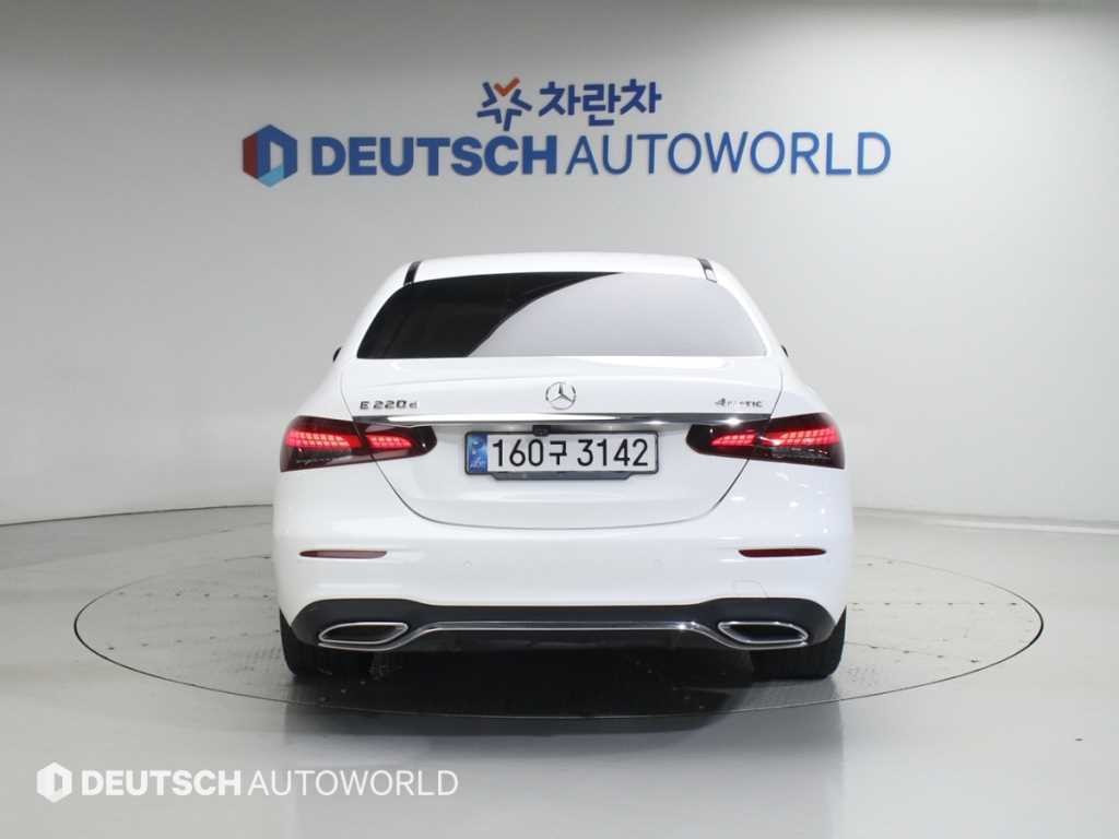 벤츠 E 클래스 E-클래스 W213 E220d 4MATIC AMG라인 이미지 4