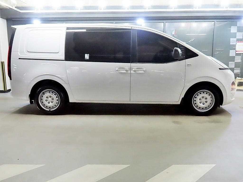 현대 스타리아 2WD 디젤 카고 스마트 5인승 이미지 3