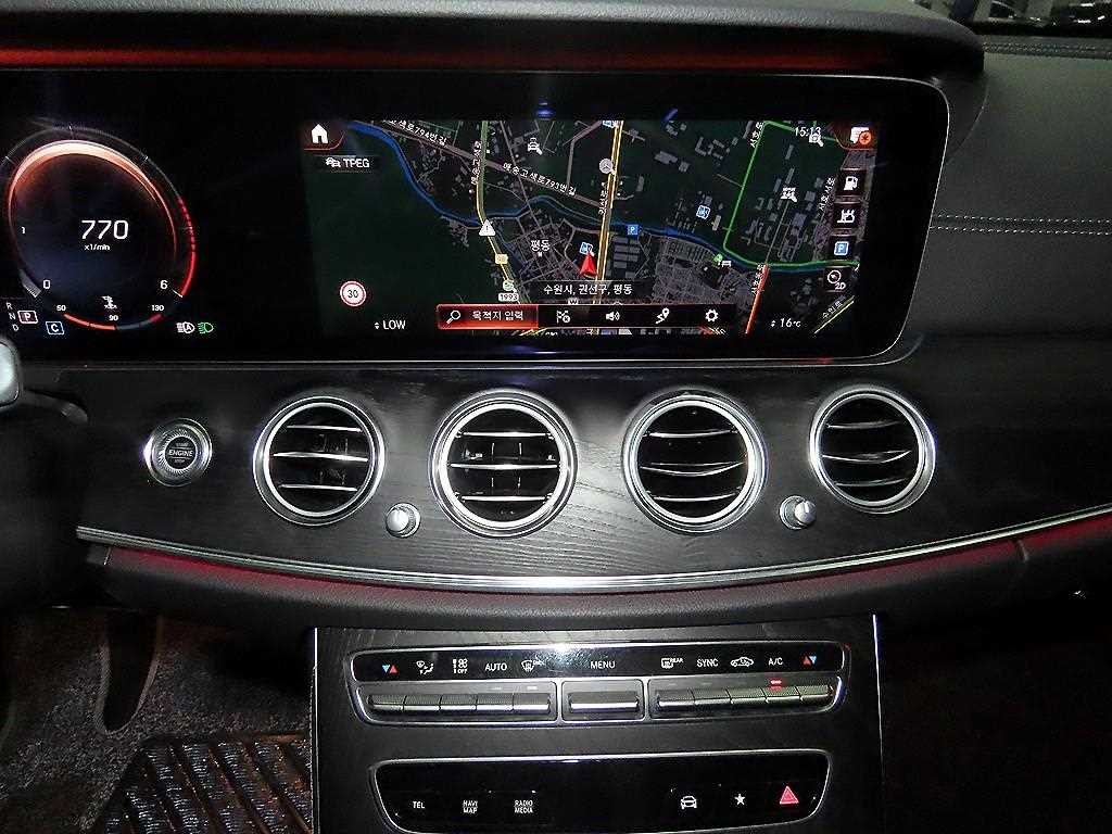 벤츠 E 클래스 E-클래스 W213 E220d 4MATIC AMG라인 이미지 11
