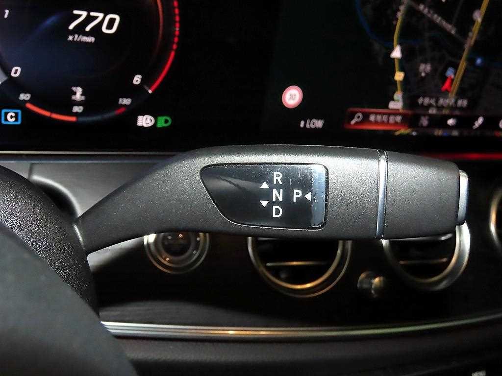 벤츠 E 클래스 E-클래스 W213 E220d 4MATIC AMG라인 이미지 12