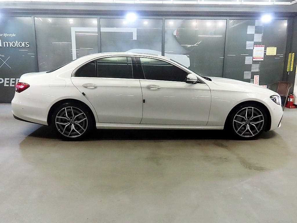 벤츠 E 클래스 E-클래스 W213 E220d 4MATIC AMG라인 이미지 3