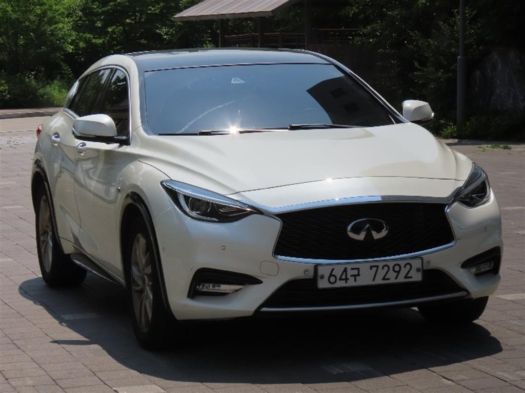 인피니티 Q Q30 2.0 에센셜 이미지 2