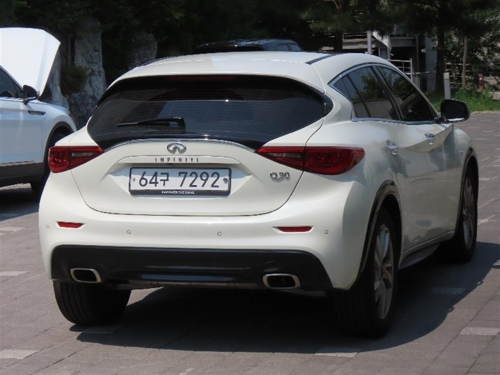 인피니티 Q Q30 2.0 에센셜 이미지 3