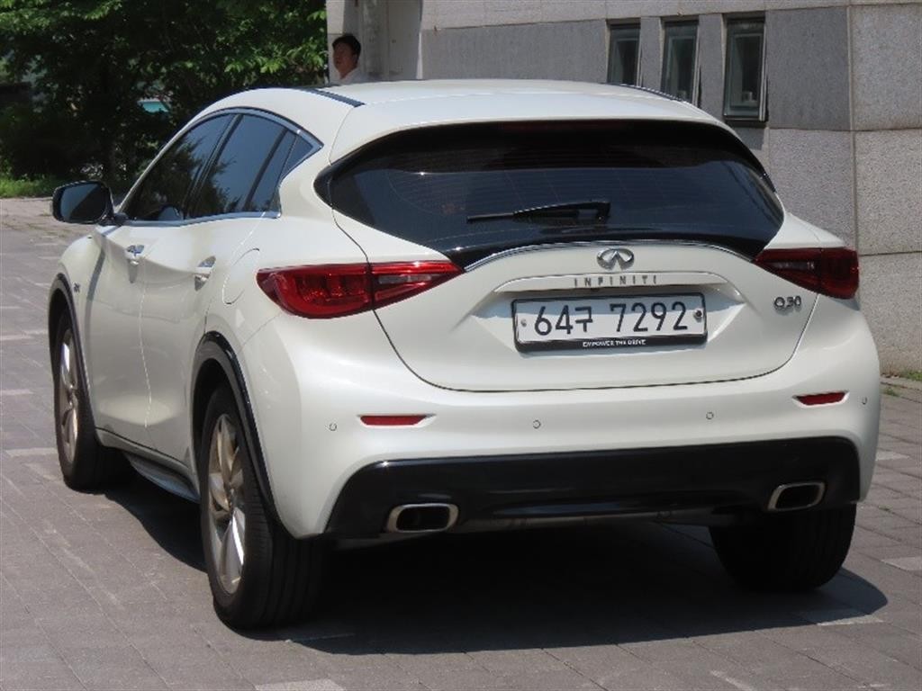 인피니티 Q Q30 2.0 에센셜 이미지 4