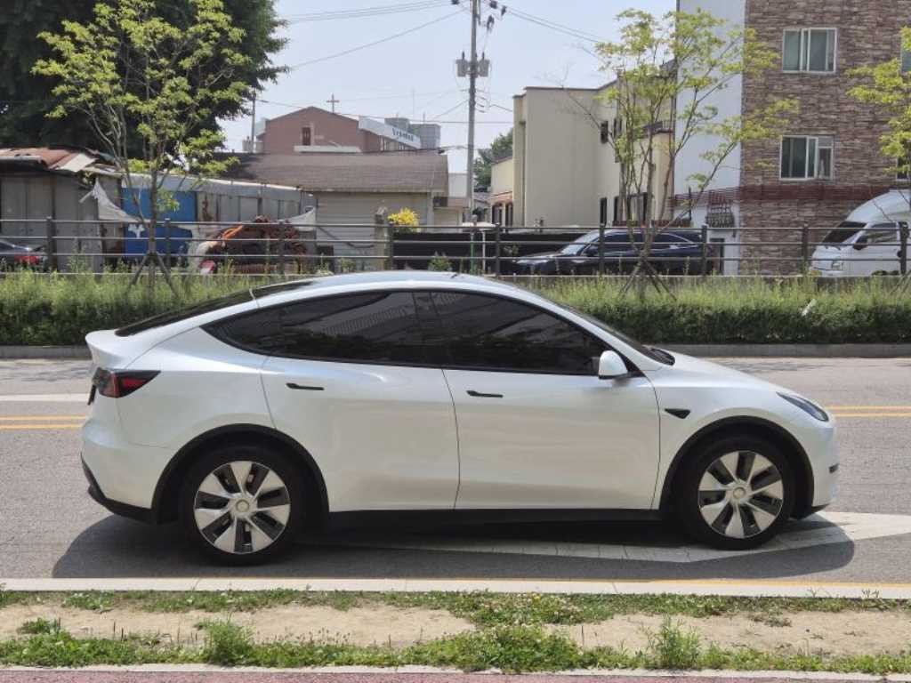 테슬라 모델 Y RWD 이미지 2