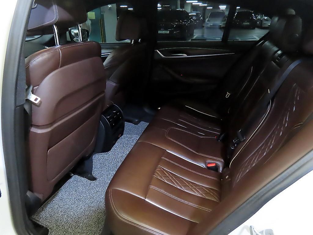 BMW 5시리즈 5시리즈 (G30) 530e M 스포츠 이미지 7
