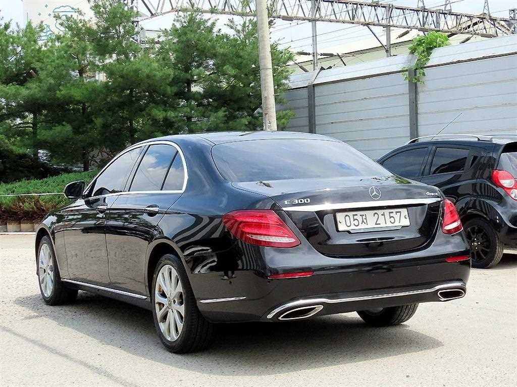 벤츠 E 클래스 E-클래스 W213 E300 4MATIC 익스클루시브 이미지 3