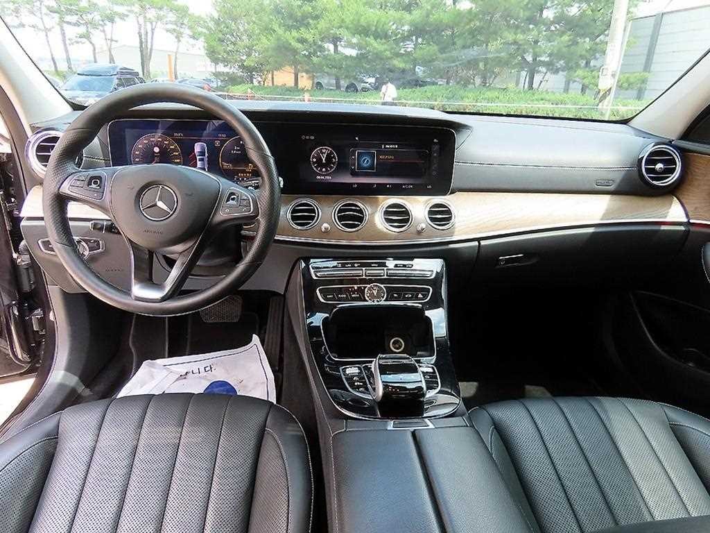 벤츠 E 클래스 E-클래스 W213 E300 4MATIC 익스클루시브 이미지 7