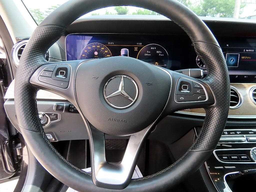 벤츠 E 클래스 E-클래스 W213 E300 4MATIC 익스클루시브 이미지 8
