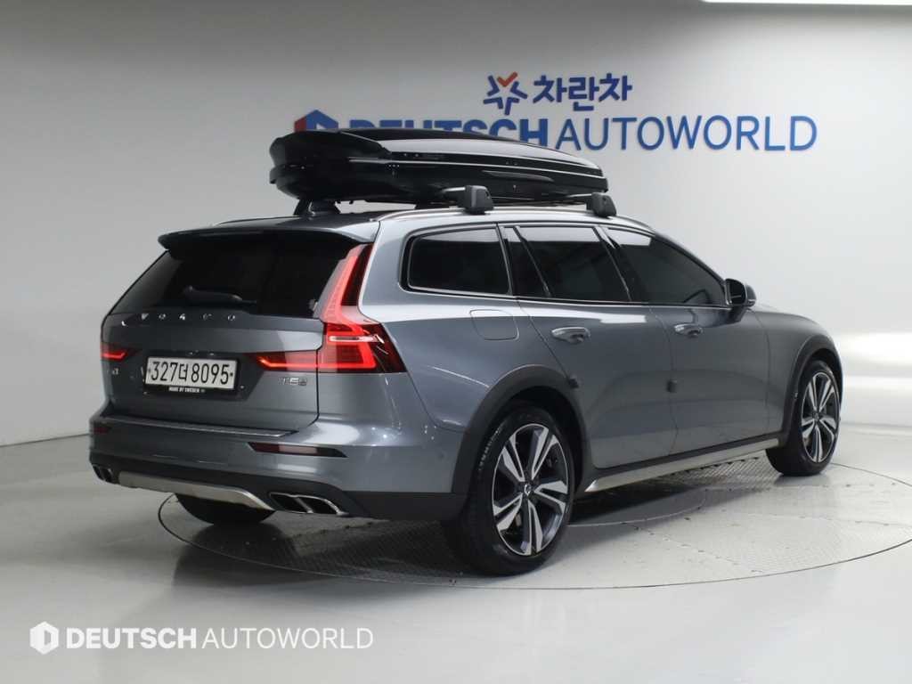 볼보 V60 V60 크로스 컨트리 2세대 2.0 T5 프로 AWD 이미지 2