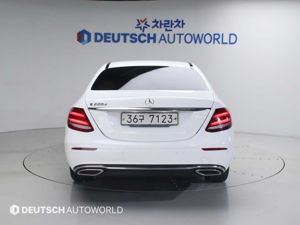 벤츠 E 클래스 E-클래스 W213 E220d 아방가르드 이미지 4