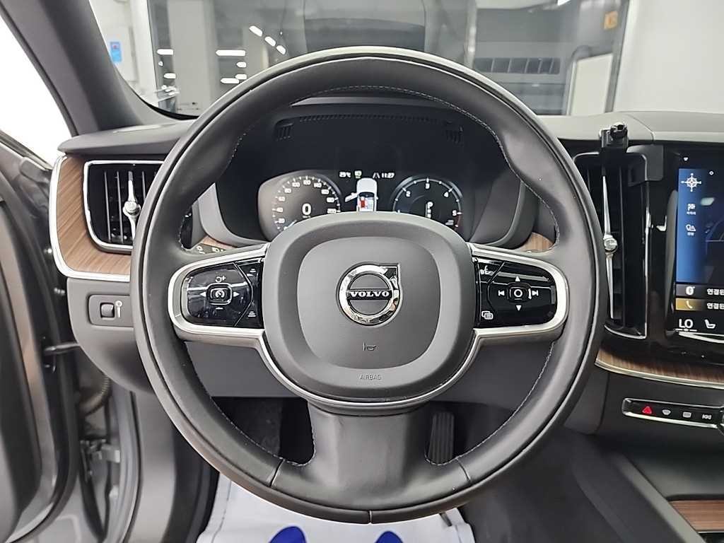 볼보 XC60 XC60(2세대) D5 AWD 모멘텀 이미지 9