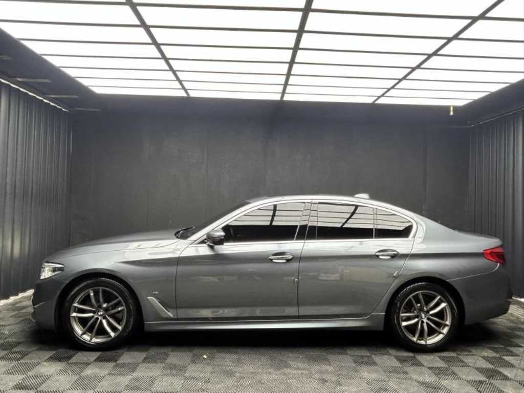 BMW 5시리즈 5시리즈 (G30) 520d M 스포츠 플러스 이미지 2