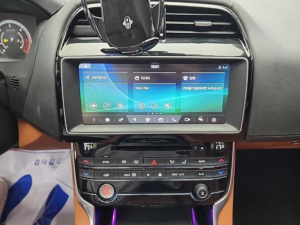 재규어 XE 2.0D 포트폴리오 이미지 10