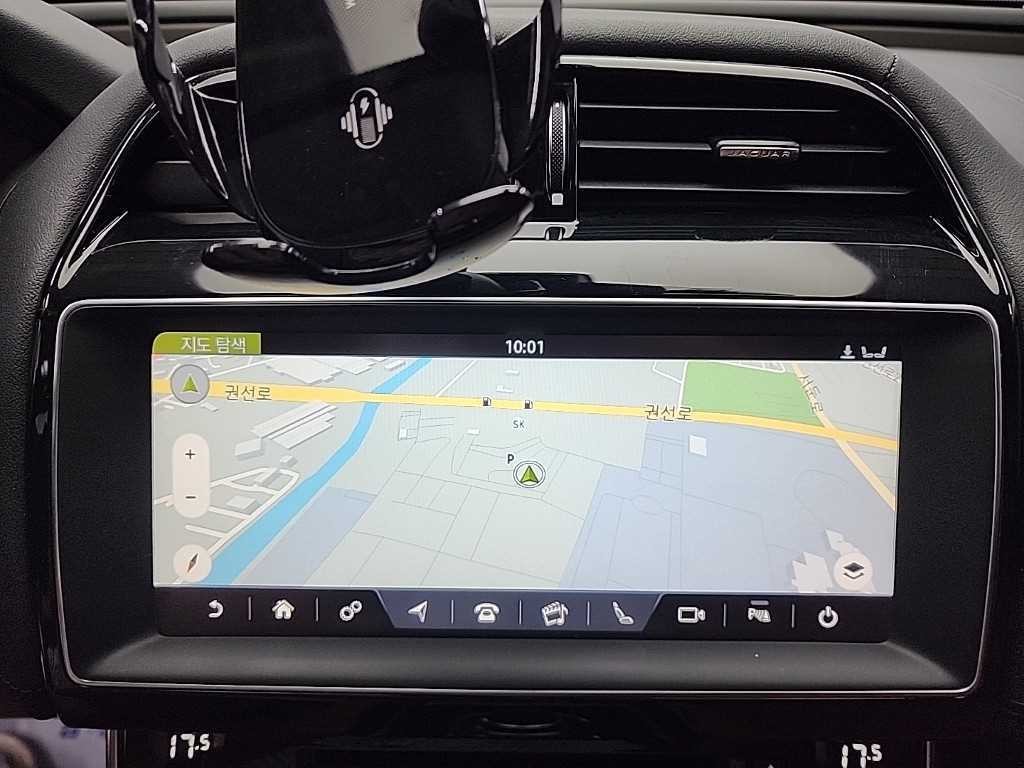 재규어 XE 2.0D 포트폴리오 이미지 15