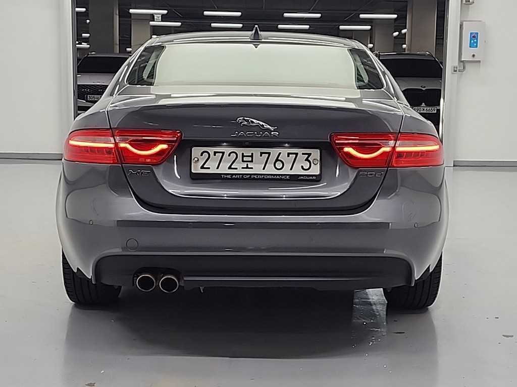 재규어 XE 2.0D 포트폴리오 이미지 3