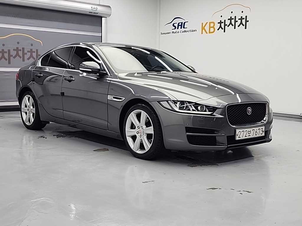 재규어 XE 2.0D 포트폴리오 이미지 4