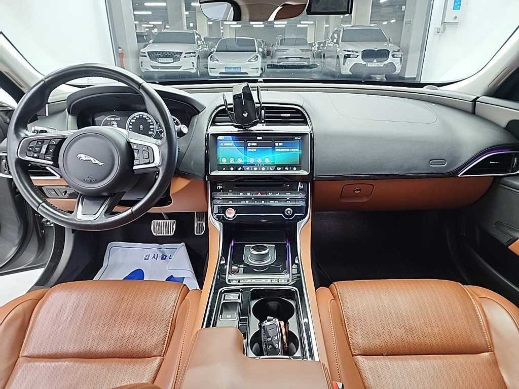 재규어 XE 2.0D 포트폴리오 이미지 7