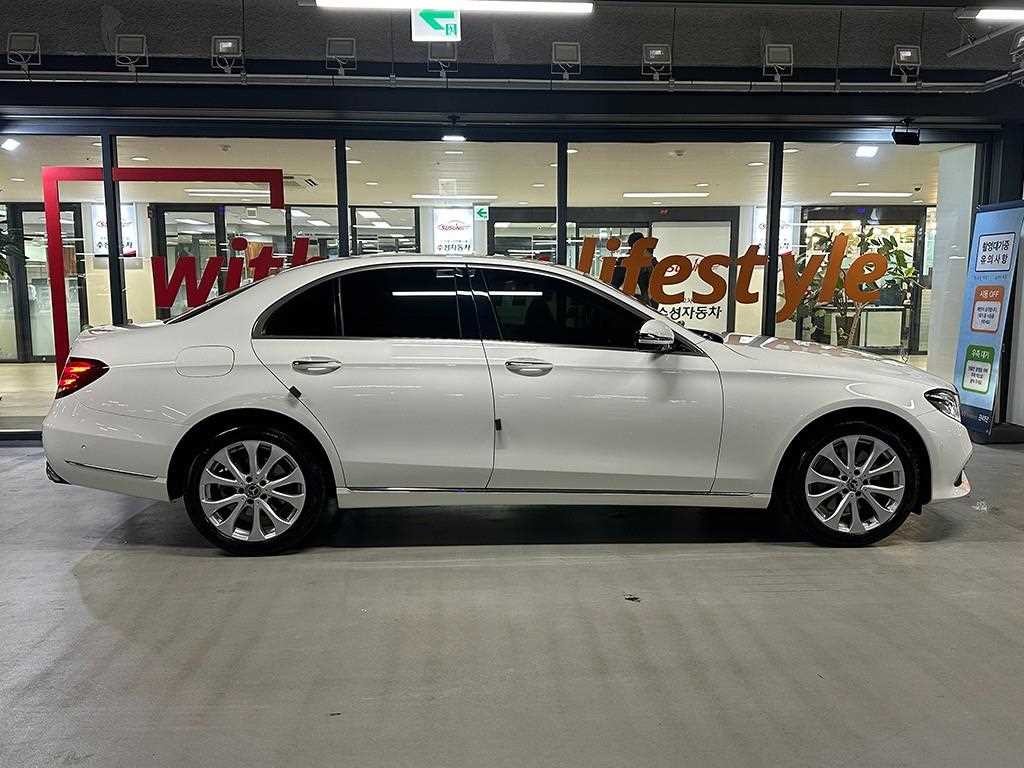 벤츠 E 클래스 E-클래스 W213 E300 4MATIC 익스클루시브 이미지 4