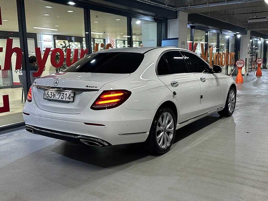 벤츠 E 클래스 E-클래스 W213 E300 4MATIC 익스클루시브 이미지 5