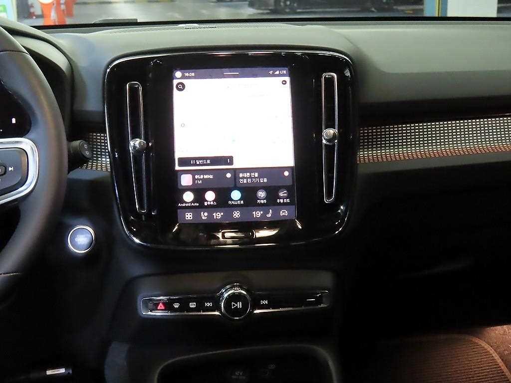 볼보 XC40 B4 AWD 블랙 에디션 이미지 11
