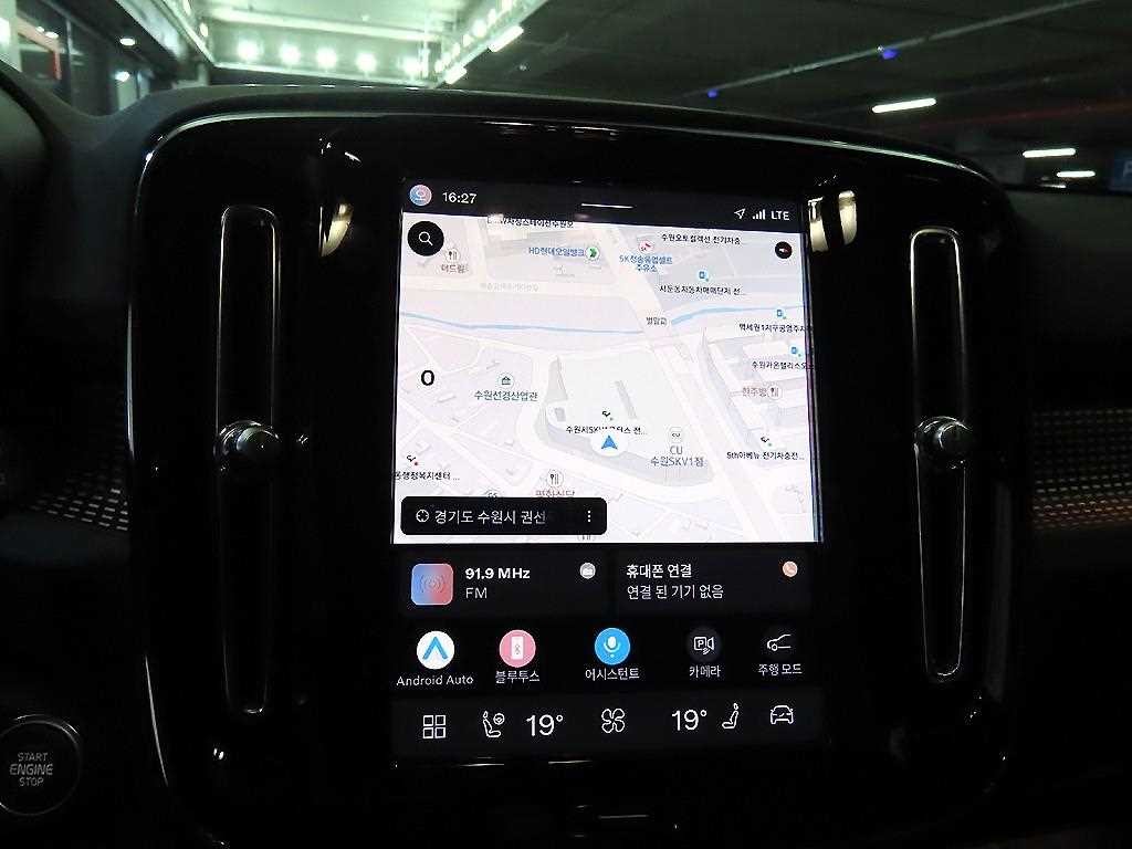볼보 XC40 B4 AWD 블랙 에디션 이미지 13