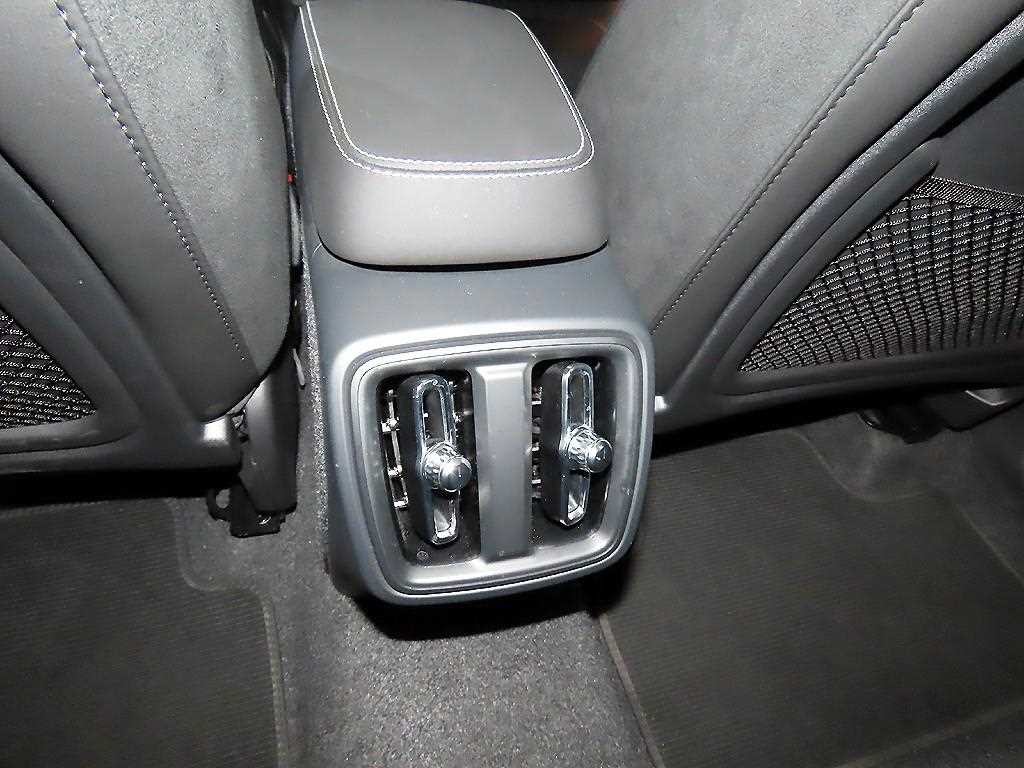 볼보 XC40 B4 AWD 블랙 에디션 이미지 15