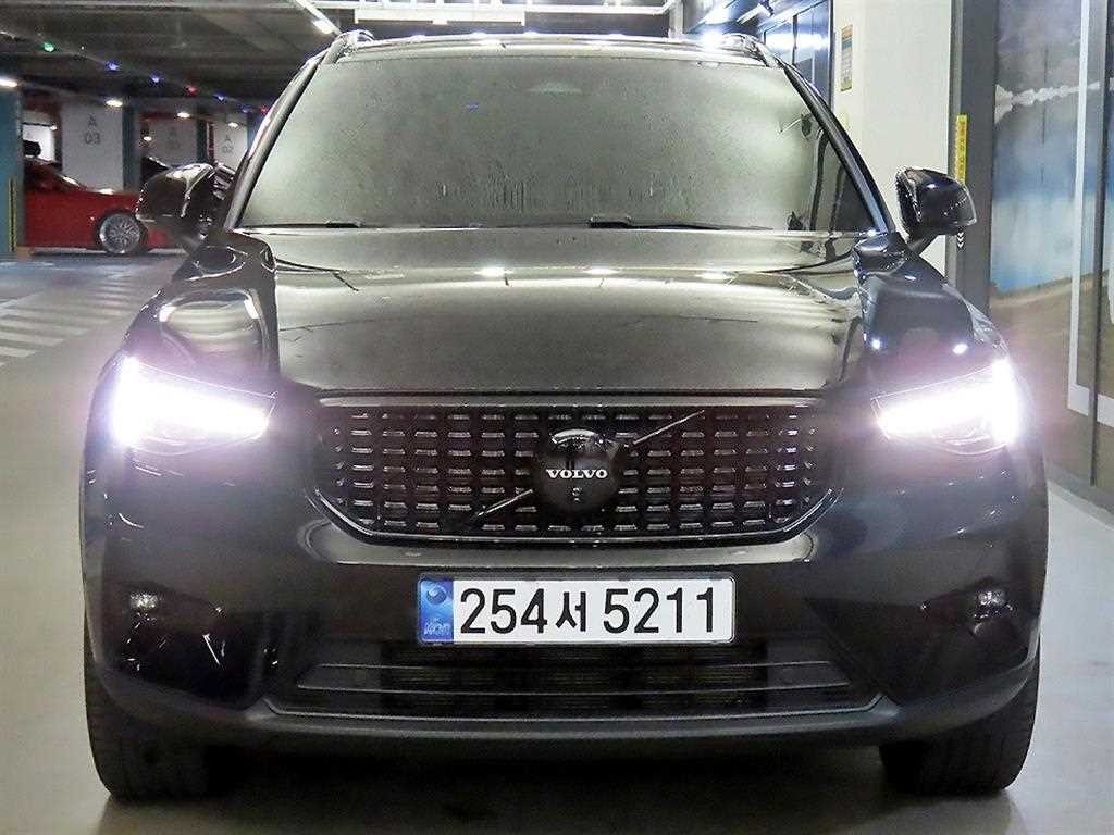 볼보 XC40 B4 AWD 블랙 에디션 이미지 2