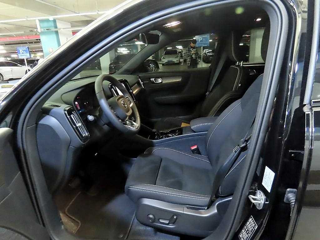 볼보 XC40 B4 AWD 블랙 에디션 이미지 6