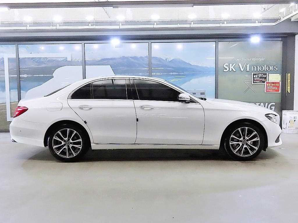 벤츠 E 클래스 E-클래스 W213 E300 4MATIC 아방가르드 이미지 3