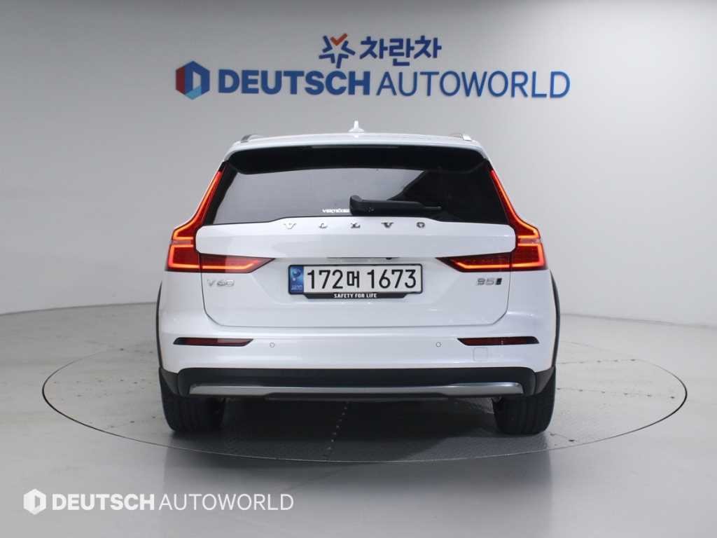 볼보 V60 V60 크로스 컨트리 2세대 2.0 B5 얼티메이트 AWD 이미지 4