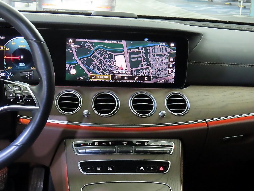 벤츠 E 클래스 E-클래스 W213 E300e 4MATIC 익스클루시브 이미지 11