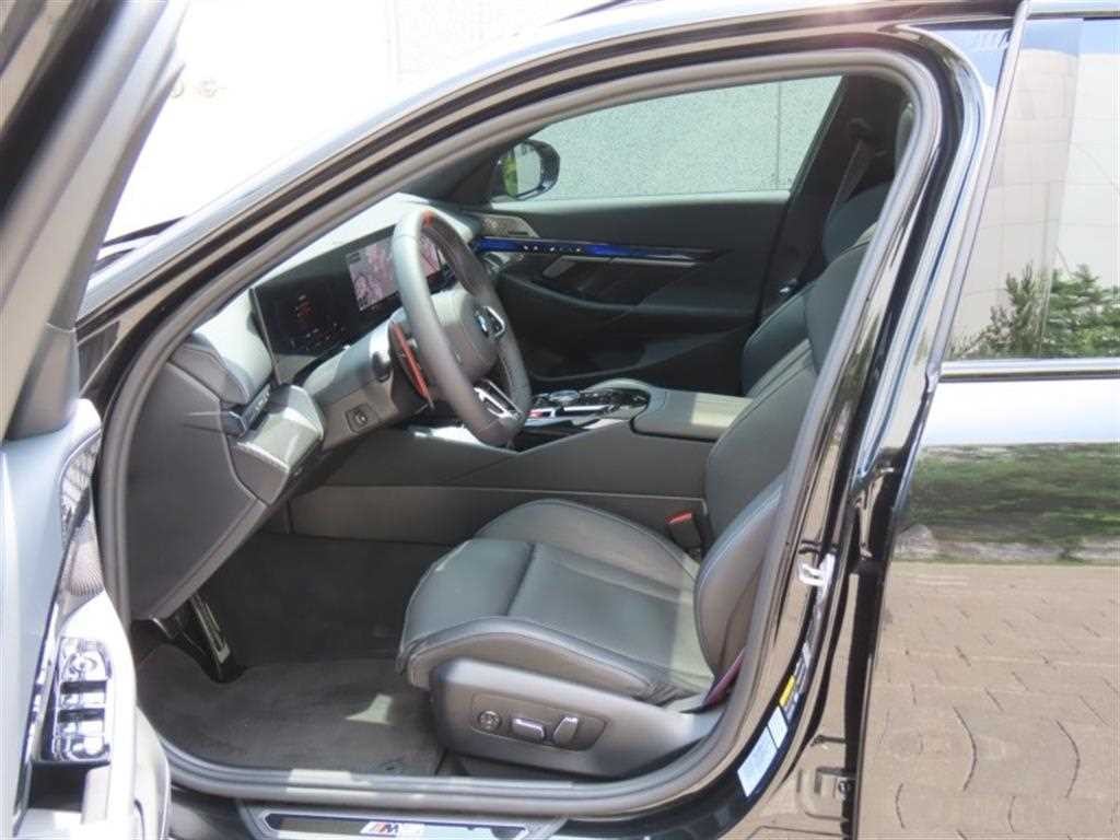 BMW 5시리즈 M5 7세대 4.4 투어링 이미지 13