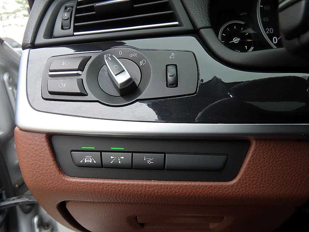 BMW 5시리즈 5시리즈 (F10) 520d xDrive M 에어로다이나믹 프로 이미지 13