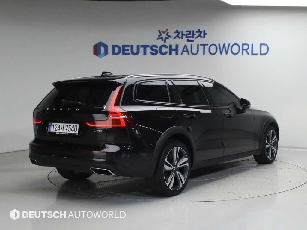 볼보 V60 V60 크로스 컨트리 2세대 2.0 B5 프로 AWD 이미지 2