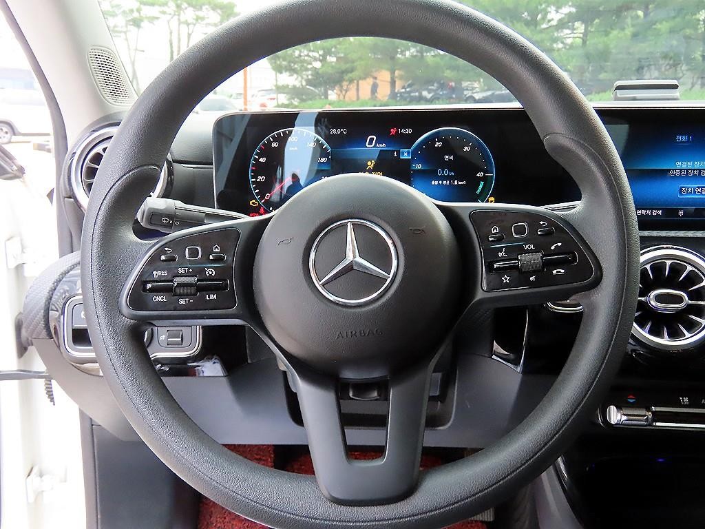 벤츠 A 클래스 A클래스 W177 A250 4MATIC 세단 이미지 8